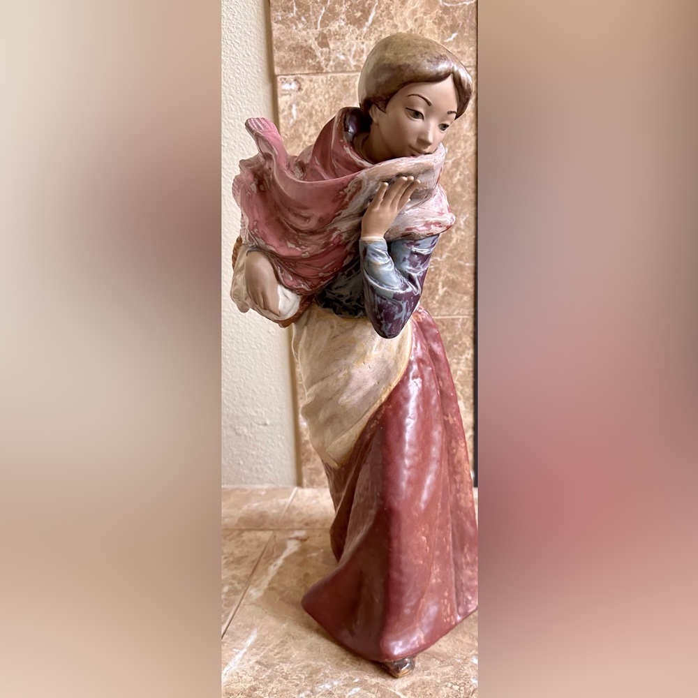 Vintage 18.9” Spanish NAO Lladro figurine in Porcelain. Hand painted